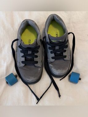 Heelys Youth Size 2 Roller Shoes Gray Black Wheeled Sneakers EU 33